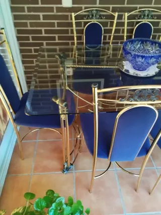 Mesa cristal y sillas comedor dorado