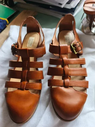 Sandalias cangrejeras Bershka marrones