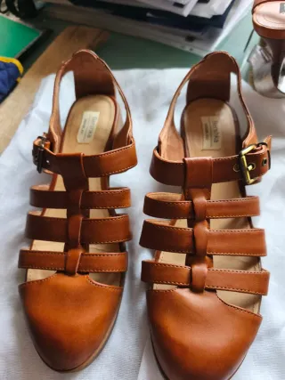 Sandalias cangrejeras Bershka marrones