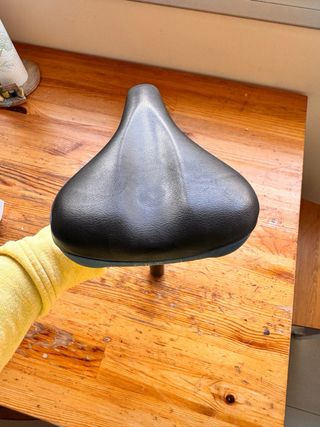 Sillín de bicicleta negro y azul