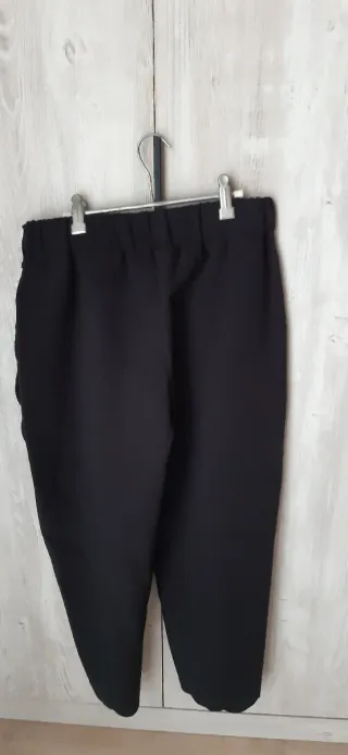 Pantalón vestir negro con detalle