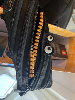 Astuccio Zipit nero con occhi