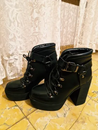 Botas negras con tacón de plataforma