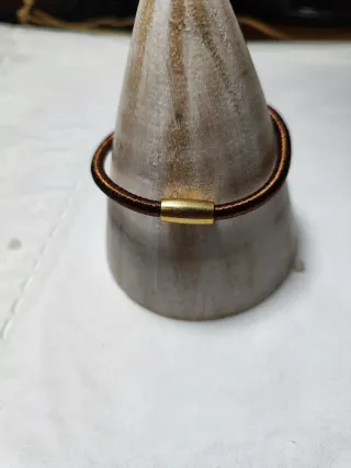 Pulsera marrón con bola dorada