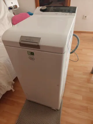 Lavadora estrecha carga superior AEG L7TBE21