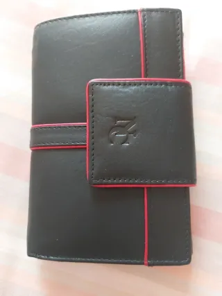 Cartera de piel negra con detalles rojos