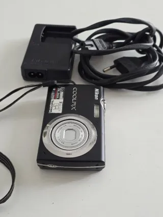 Cámara Nikon Coolpix S230 10MP Táctil + Cargador