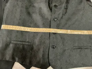Traje negro de hombre con 2 chalecos