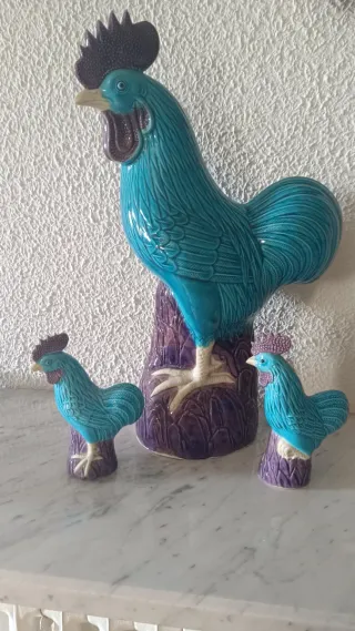 Familia de gallos de cerámica