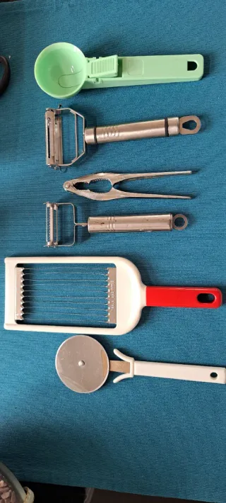 Set attrezzi cucina pelapatate schiaccianoci, ecc