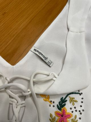 Blusa blanca bordada floral