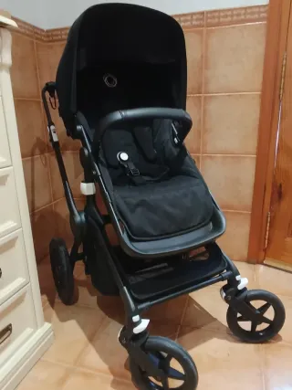 Carro de bebé negro con capazo
