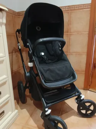 Carro de bebé negro con capazo