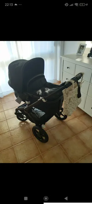 Carro de bebé negro con capazo