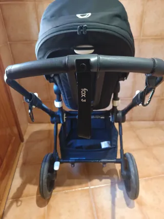 Carro de bebé negro con capazo