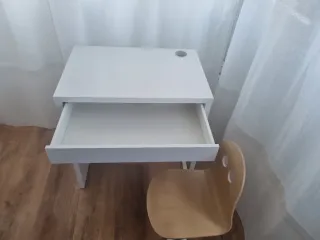 Escritorio y silla infantil IKEA