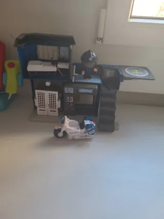 Comisaría Pinipon con moto y figura