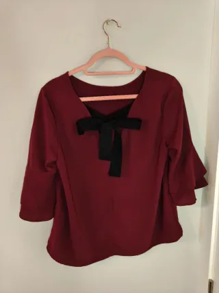 Camiseta burdeos manga volantes