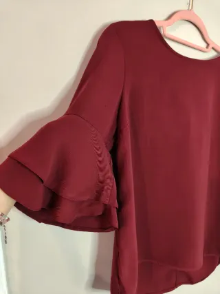 Camiseta burdeos manga volantes