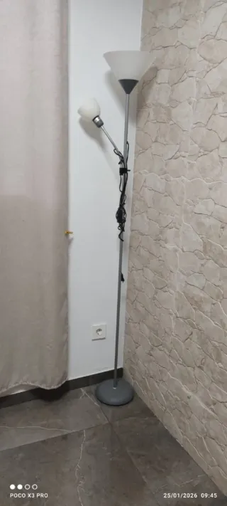 Lámpara de pie moderna gris y blanca