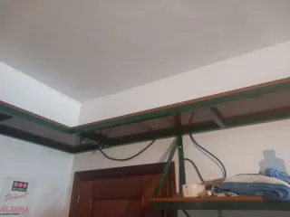 Estanterías de hierro y madera