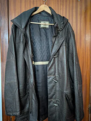 Chaqueta de piel marrón con capucha