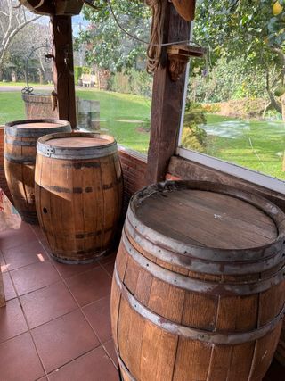 Barriles de madera rústicos Los 3, 100€