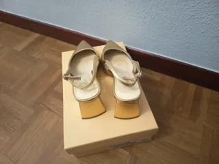 Sandalias doradas Menbur