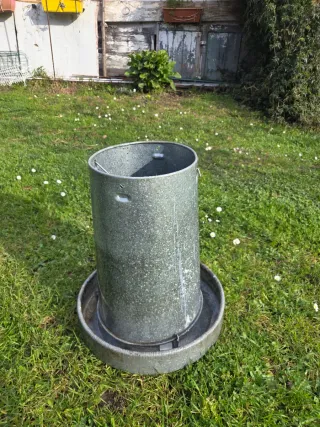 Tolva de chapa para gallinas