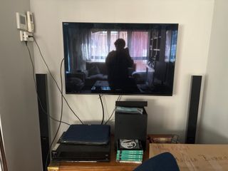 TV Sony Bravia + 2 Torres Altavoces + Altavoz 1x1