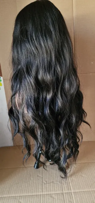 Peluca negra ondulada