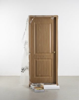 Puerta de entrada metálica nueva