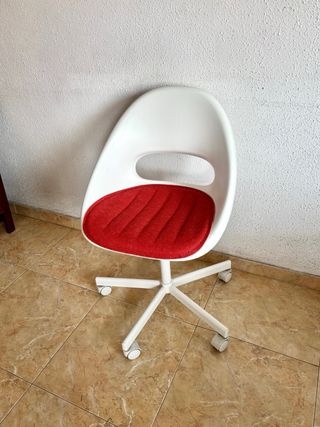 Silla giratoria IKEA blanca y roja
