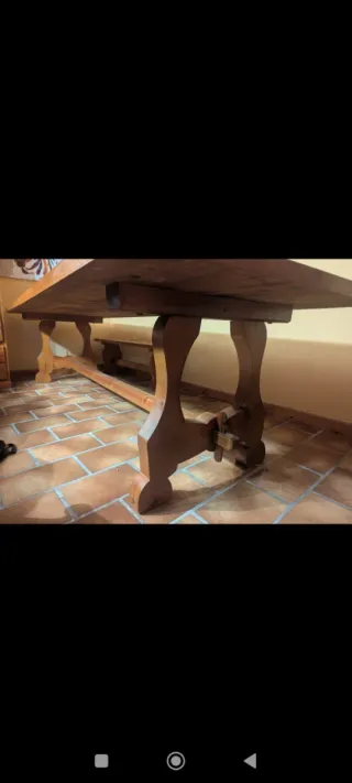 Mesa de pino rústica y dos bancos