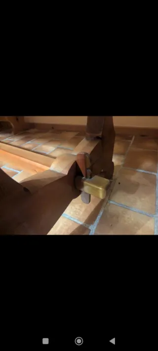 Mesa de pino rústica y dos bancos