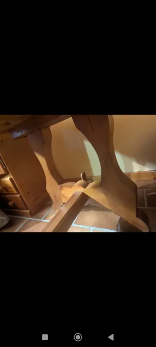 Mesa de pino rústica y dos bancos