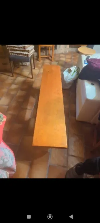 Mesa de pino rústica y dos bancos