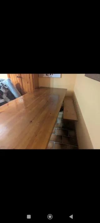 Mesa de pino rústica y dos bancos
