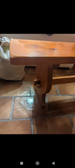 Mesa de pino rústica y dos bancos