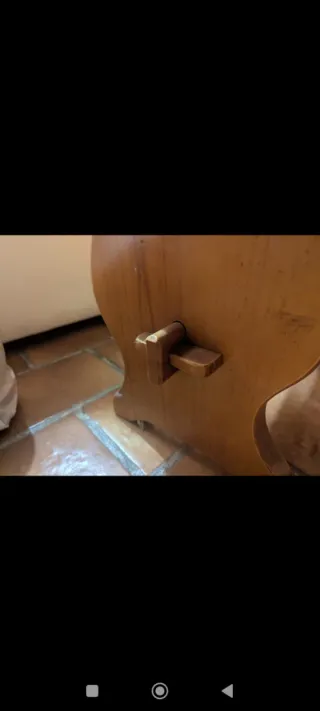 Mesa de pino rústica y dos bancos