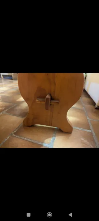 Mesa de pino rústica y dos bancos