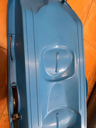 Trineo azul para la nieve