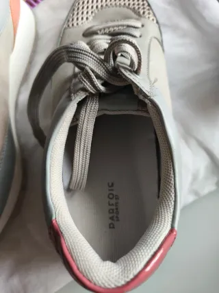 Zapatillas deportivas elegantes grises y rosas