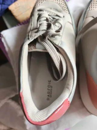 Zapatillas deportivas elegantes grises y rosas