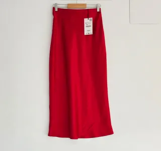Falda midi satinada Zara roja