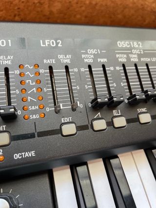 Sintetizador Behringer DeepMind 6