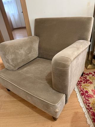 Sillón beige con puf