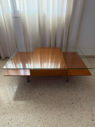 Mesa de centro de cristal y madera con cajones