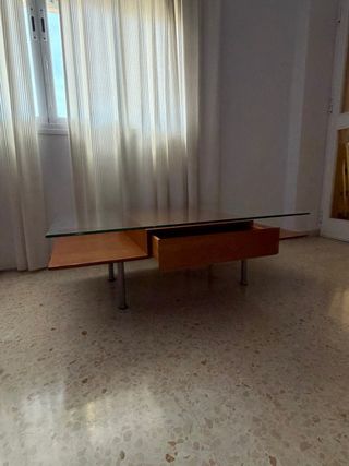Mesa de centro de cristal y madera con cajones