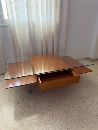 Mesa de centro de cristal y madera con cajones